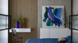 Inspirowane kobaltem z obrazów Matisse’a – mieszkanie, które powstało z dwóch mniejszych