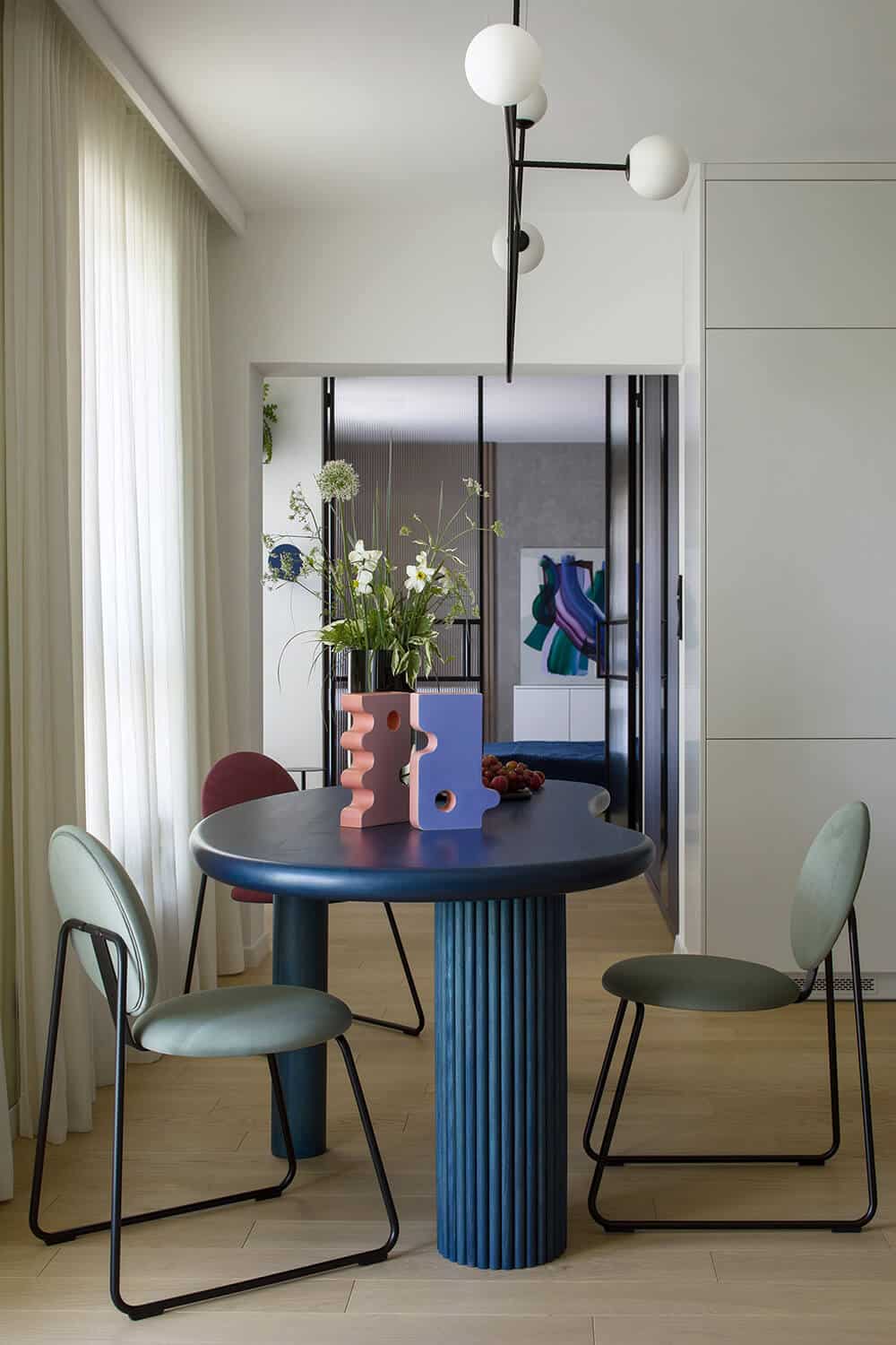 Inspirowane kobaltem z obrazów Matisse’a - mieszkanie, które powstało z dwóch mniejszych