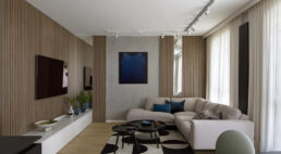 Inspirowane kobaltem z obrazów Matisse’a – mieszkanie, które powstało z dwóch mniejszych