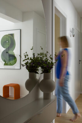Inspirowane kobaltem z obrazów Matisse’a – mieszkanie, które powstało z dwóch mniejszych