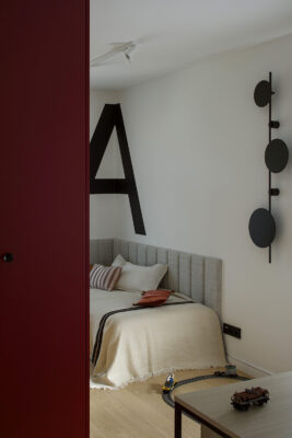 Inspirowane kobaltem z obrazów Matisse’a – mieszkanie, które powstało z dwóch mniejszych