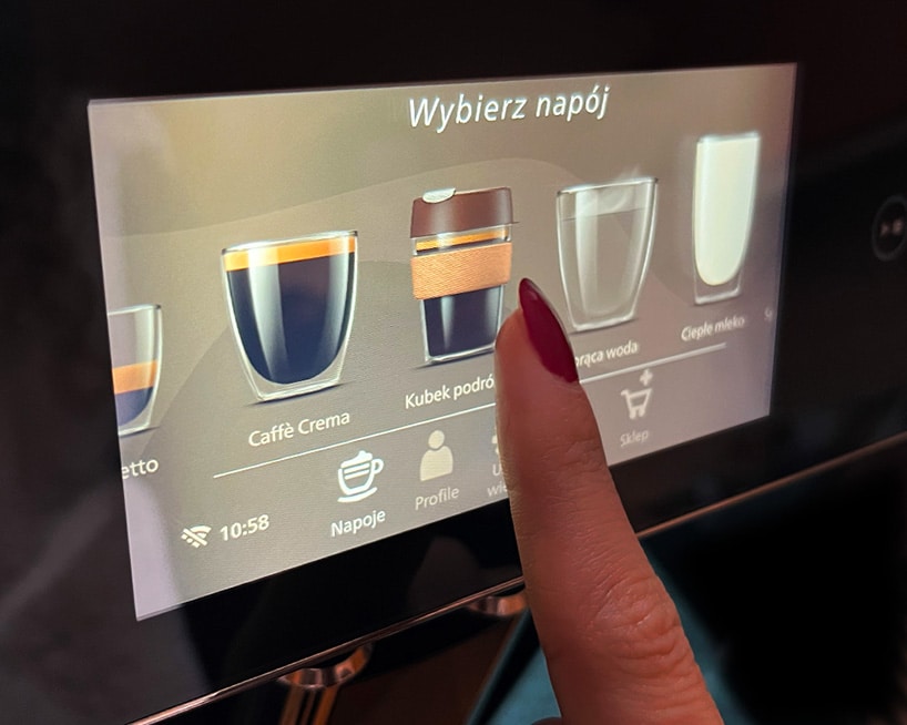Ekran wyboru napoju w intyeligentnym ekspresie do kawy Saeco GranAroma Deluxe