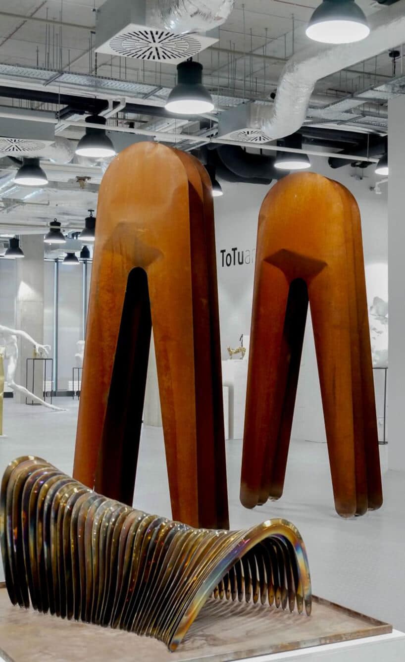 nowoczesna wystawa w galerii z dwoma zardzewiałymi metalowymi elementami