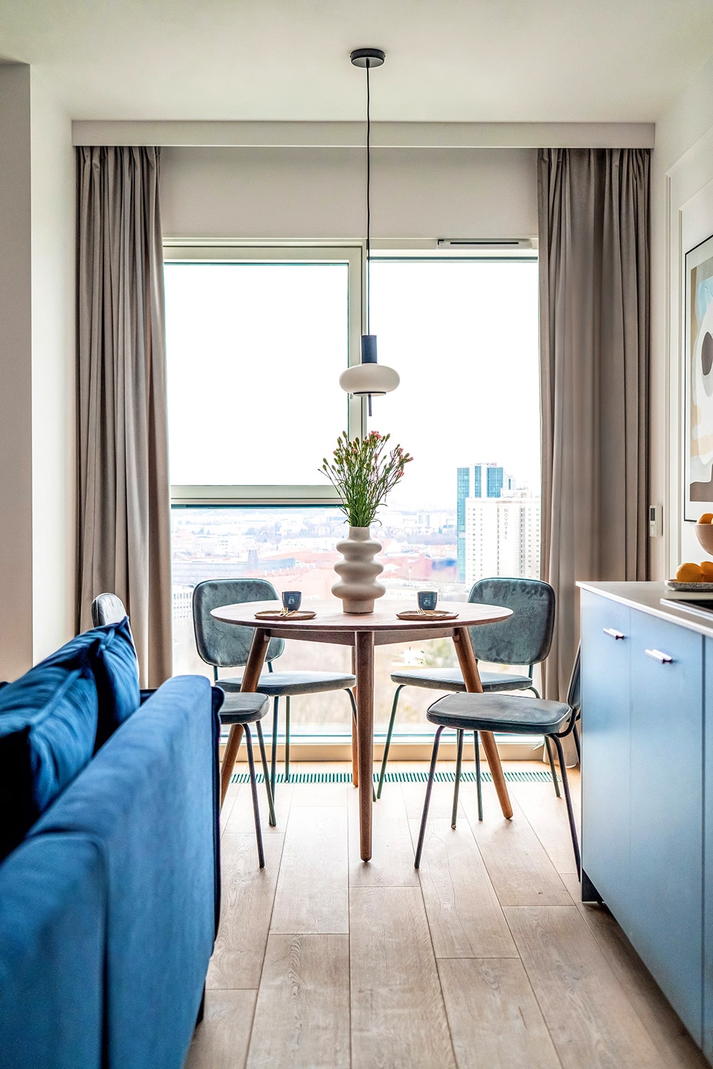 Klasyka i denim blue – dwa apartamenty w Poznaniu