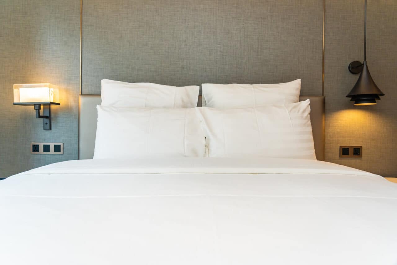 kołdry naturalne łóżko z białą pościelą