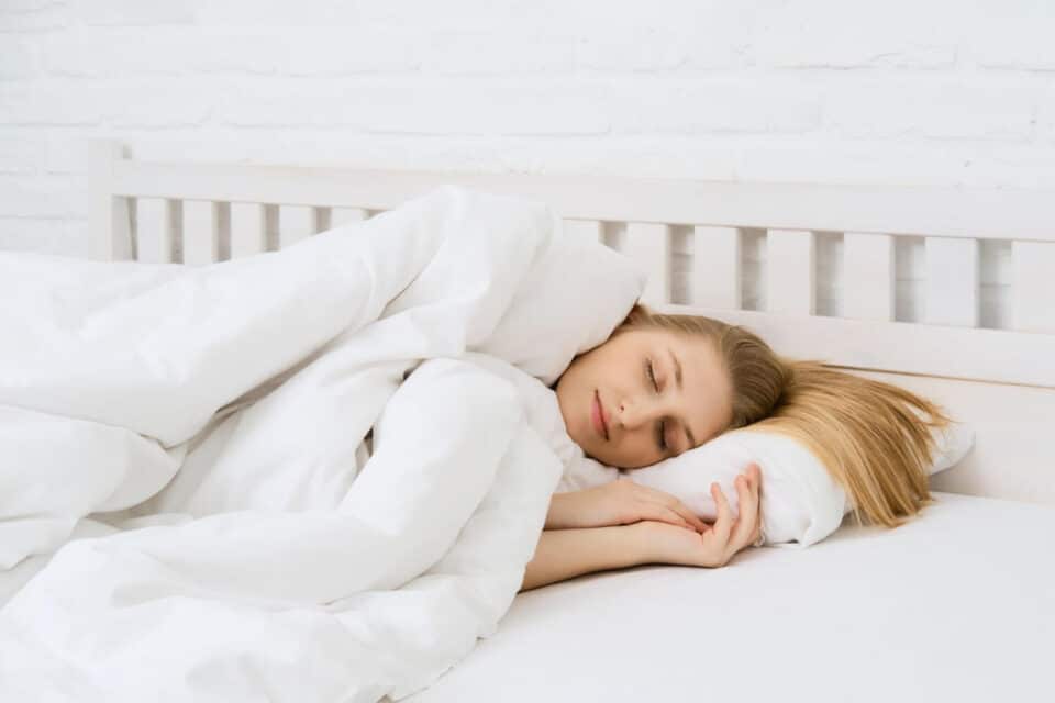 kobieta śpiąca w pościeli kołdry naturalne
