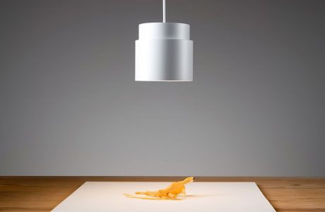 biała lampa wisząca nad stołem