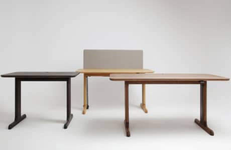 trzy biurka ruchome w różnych jasnościach drewna