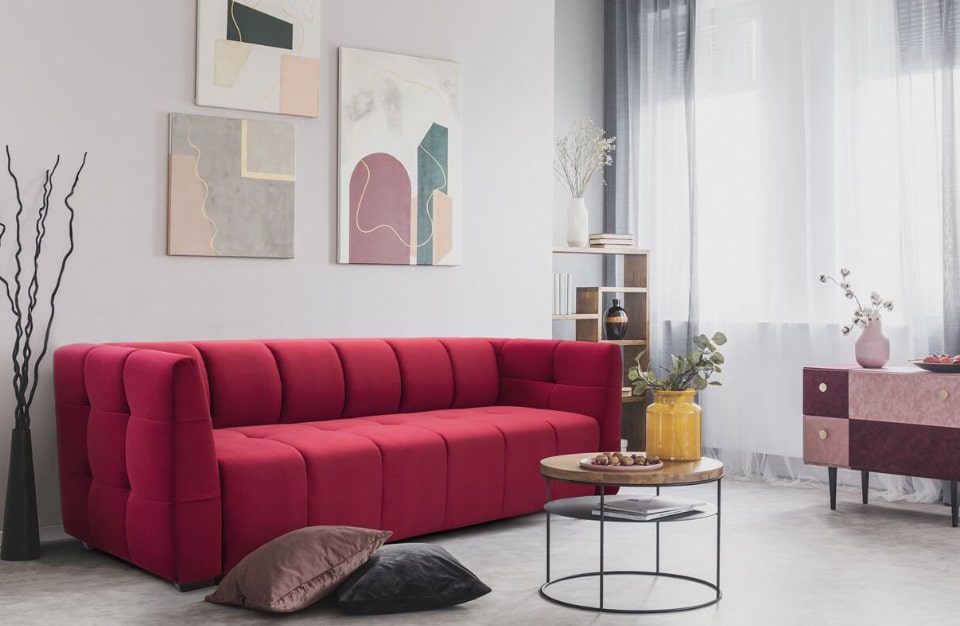 czerwona wąska kanapa w małym mieszkaniu