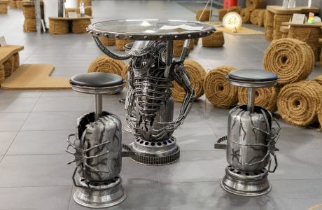 stół zrobiony z metalowych odpadów