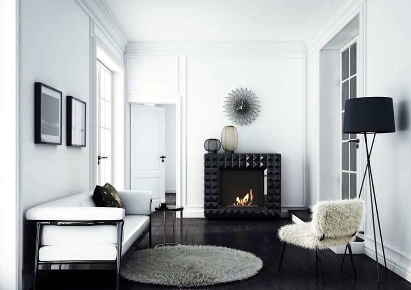 eleganckie białe wnętrze salonu z kominkiem marki Kratki wykończony błyszczącymi kafelkami