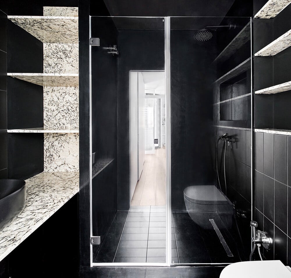 Kontrastowe ujęcia minimalizmu: wnętrza w czerni i bieli