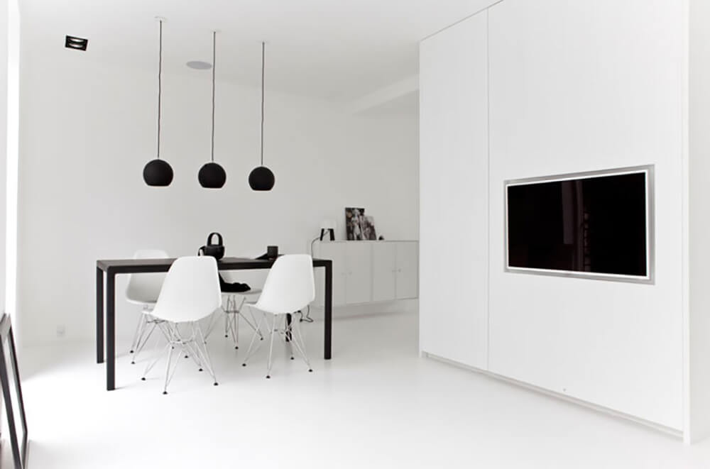 Kontrastowe ujęcia minimalizmu: wnętrza w czerni i bieli