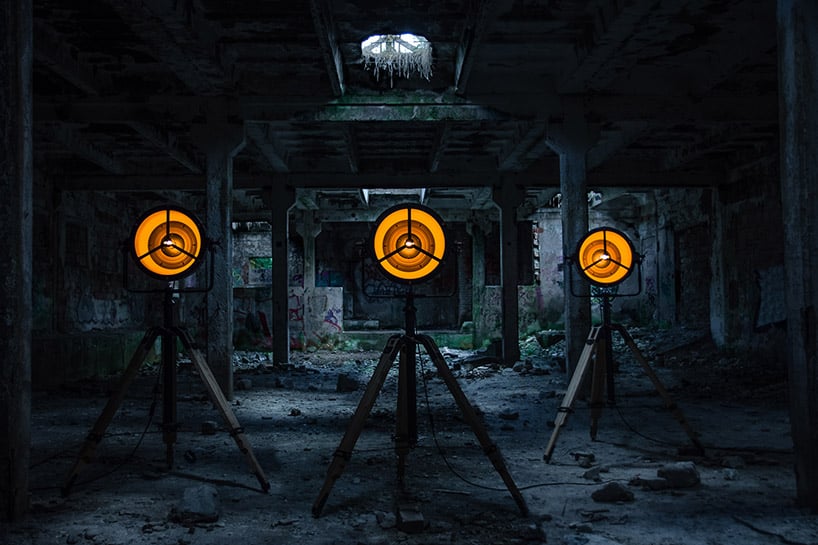 trzy lampy Glash stojące w opuszczonym budynku