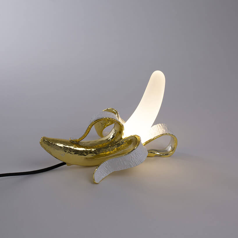 lampa na wzór obranego do połowy banana
