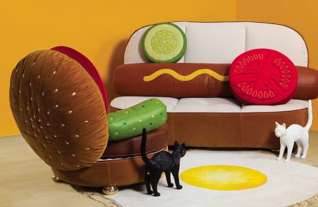 lampy koty obok mebli na podobieństwo hamburgera i hot-doga