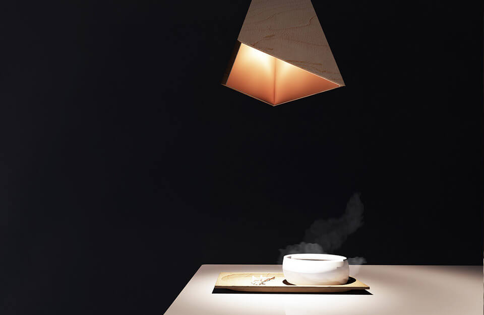świecąca lampa nad drewnianym stołem