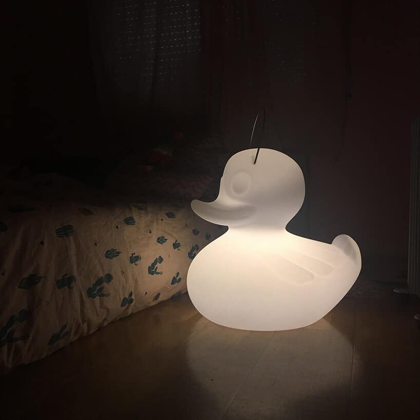 mleczna lampa stojąca Duck-Duck od Goodnight Light w kształcie kaczki do kąmpieli