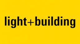 czarny logotyp czarny plakat targów Light + Building na żółtym tle