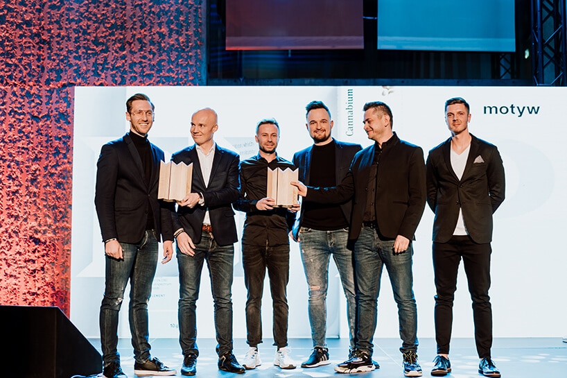 sześciu mężczyzn na scenie podczas wręczania nagród na Lubelski Wzór 2019