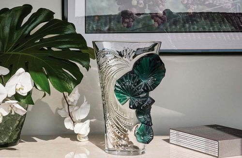 luksusowy przeźroczysty wazon z zielonymi wstawkami obok kwiatu w wazonie