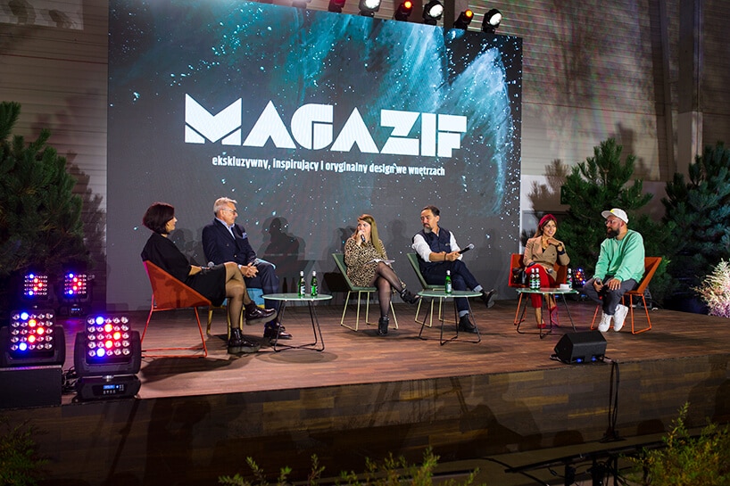 stoisko MAGAZIF na Warsaw Home 2019 paneliści z prowadzącą na scenie na tle białego napisu MAGAZIF