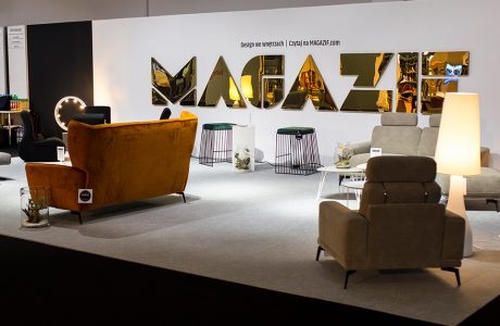 stoisko MAGAZIF na Warsaw Home 2019 pomarańczowa sofa i żółty fotel na tle błyszczącego złotego napisu MAGAZIF