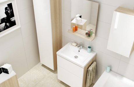 mała beżowa łazienka z białymi frontami i drewnianymi szafkami