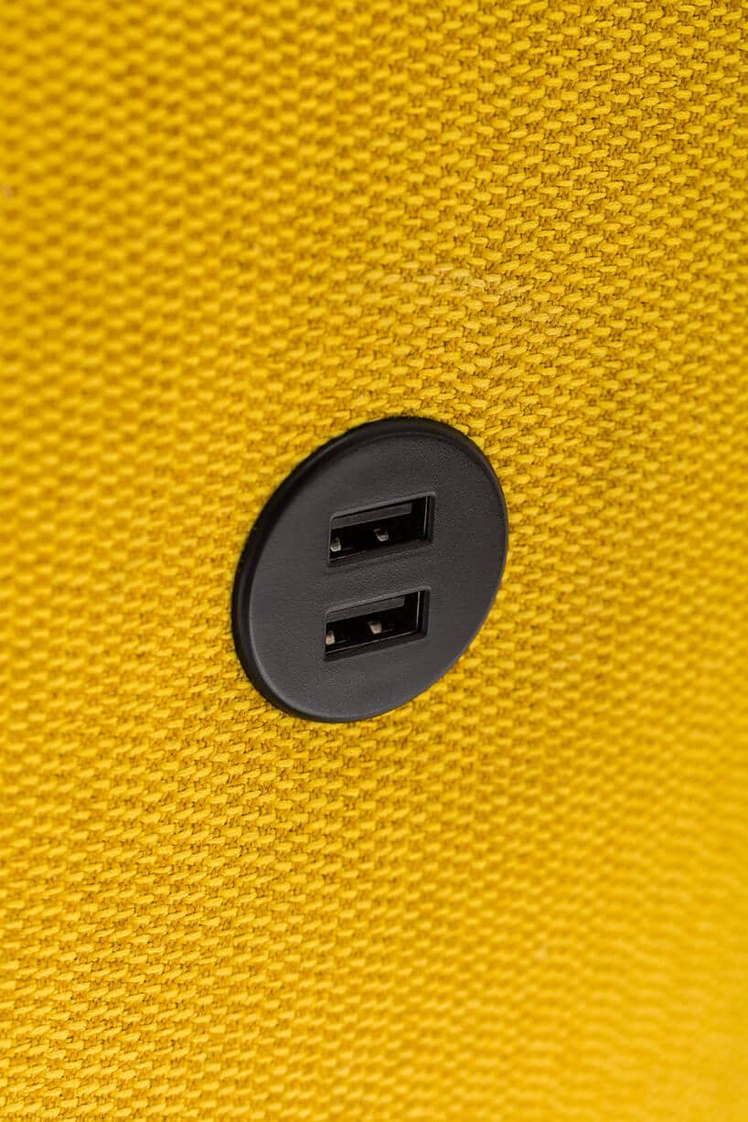 złącze USB w kółku na tle kanarkowego żółtego