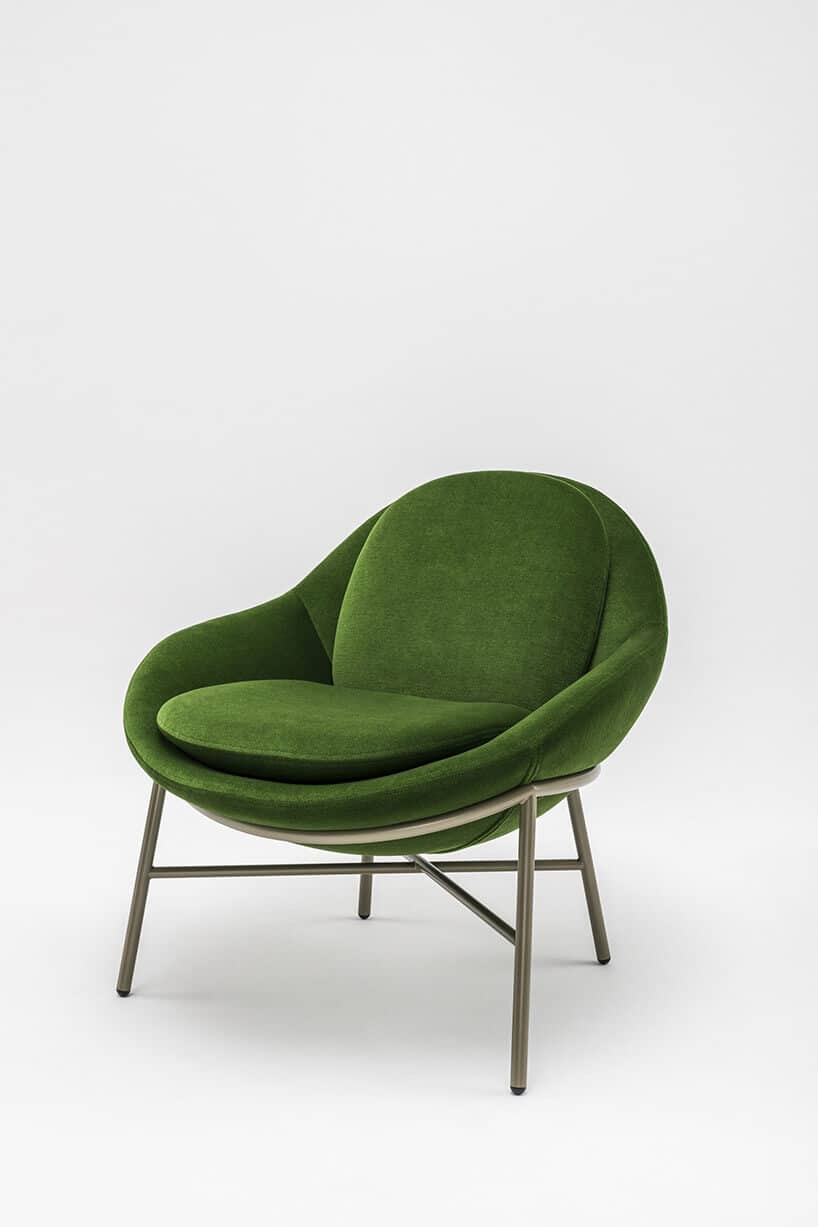 zielony fotel z poduszkami na nóżkach
