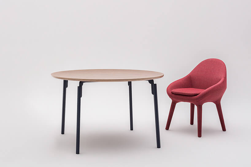 czerwone krzesełko przy stoliku z drewna