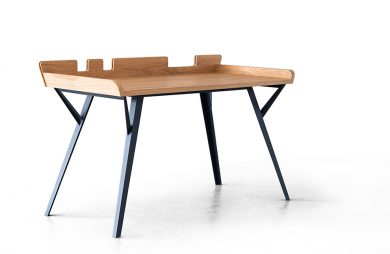 wyjątkowe biurko dla architektów DIAG od Bozzetti z drewnianym blatem na czarnych nogach