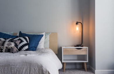 drewniane meble do sypialni łożko i szafka nocna z lampką