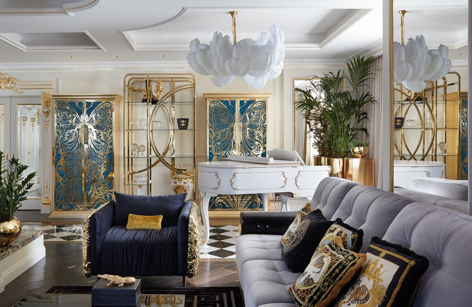 ekskluzywne wnętrze salonu ze złotymi zdobieniami z lampą z piór z dużą białą sofą