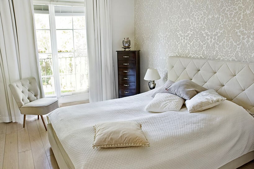 eleganckie wnętrze projektu Miśkiewicz Design pokój dziecka w białym kolorze z łóżkiem z metalowym stelażem artystycznym