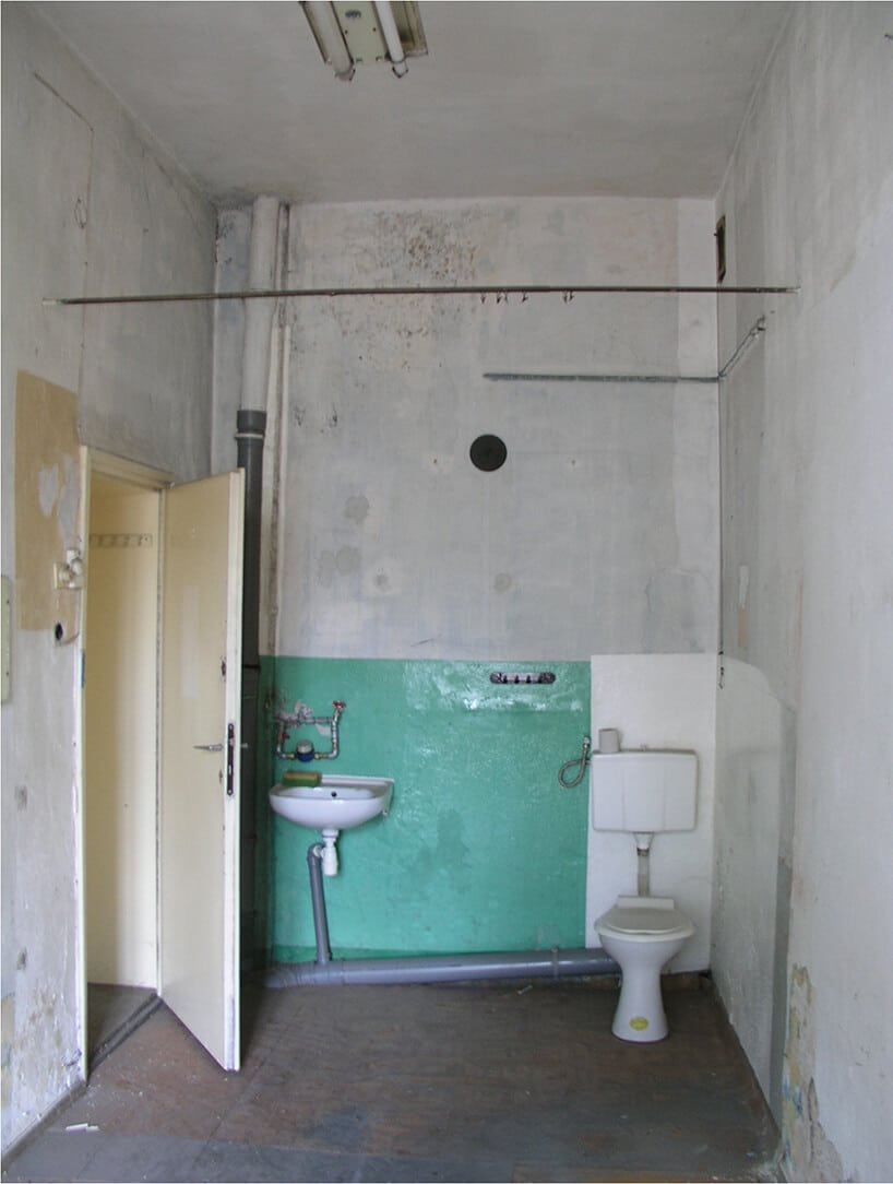 łazienka przed wykończeniem mikromieszkanie 13 mkw projektu Szymona Hanczara