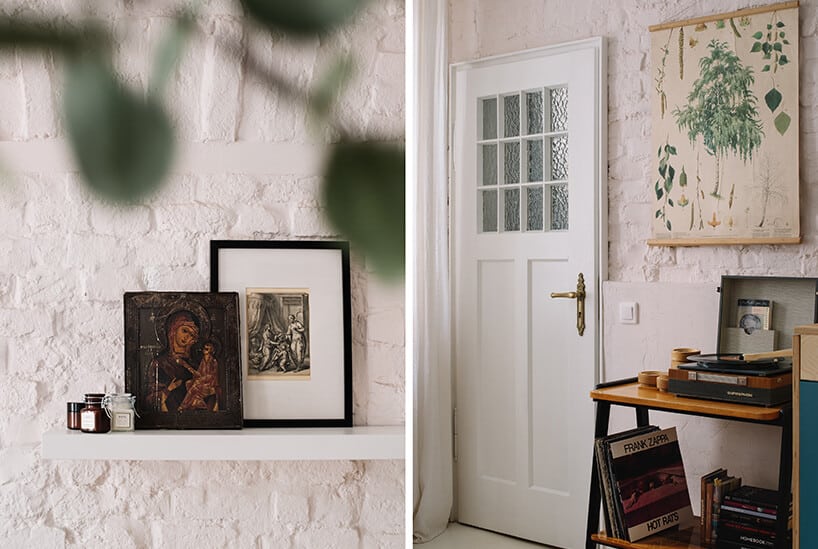 dwa obrazki na białej półce na tle starej ceglanej ściany pomalowanej na biało obok białych drzwi z witrażem i mosiężną stara klamką