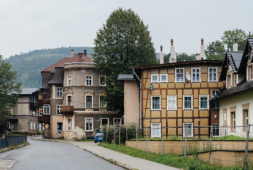 zdjęcie z ulicy kilku starych budynków w podgórskim mieście