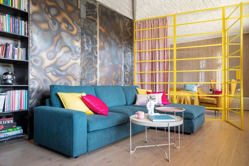 elegancki niebieski minimalistyczny narożnik Karato od Gala Collezione w salonie na tle szafy z metalowymi surowymi drzwiami