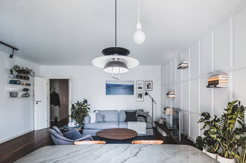 minimalistyczne wnętrze od Taff Architekci białe wnętrze z duża lampą na niebieską sofą