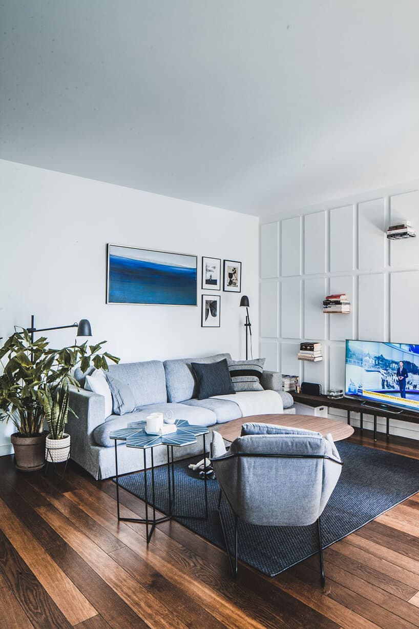 minimalistyczne wnętrze od Taff Architekci niebieska sofa w białym salonie