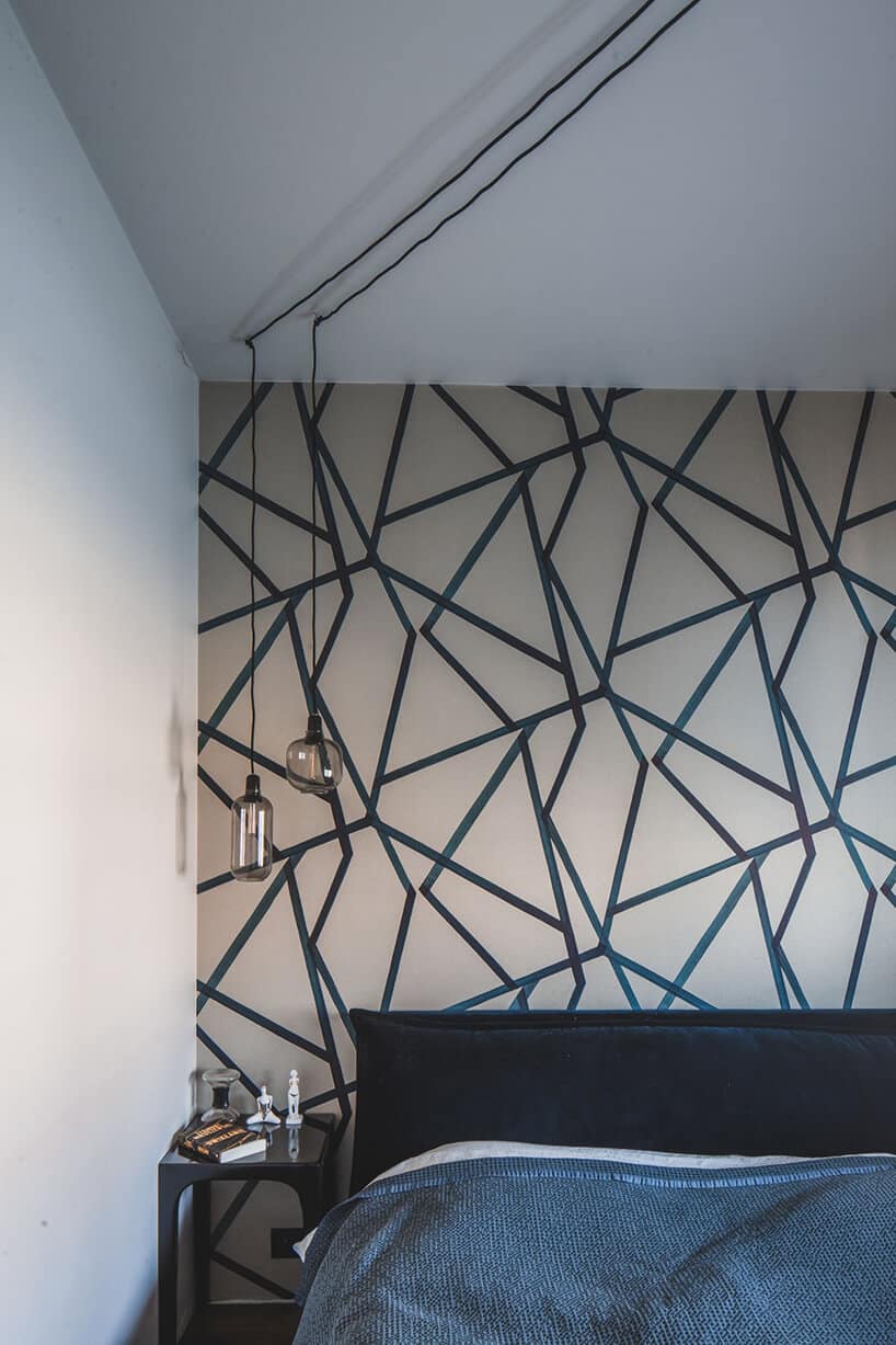 minimalistyczne wnętrze od Taff Architekci wyjątkowa ściana za łóżkiem w sypialni z czarnymi liniami na brązowym tle