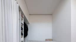 Apartament utrzymany w odcieniach bieli i naturalnego drewna