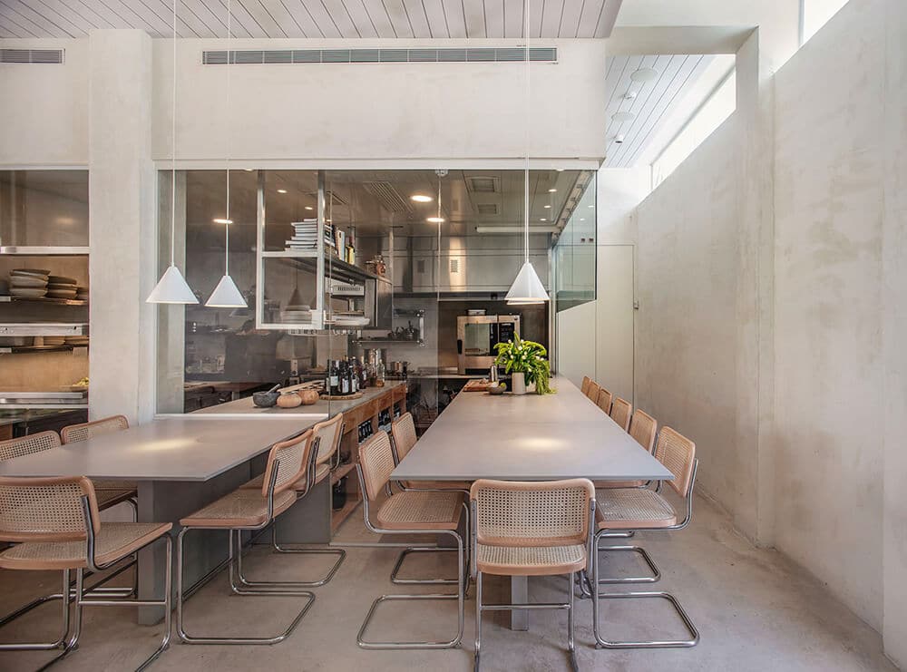Minimalizm na stole i we wnętrzu: wegańska restauracja Opa w Tel Awivie
