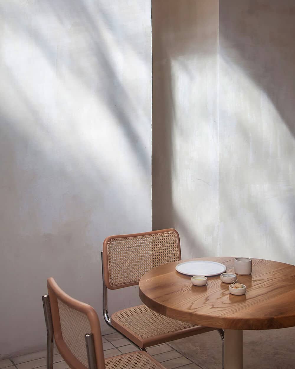 Minimalizm na stole i we wnętrzu: wegańska restauracja Opa w Tel Awivie