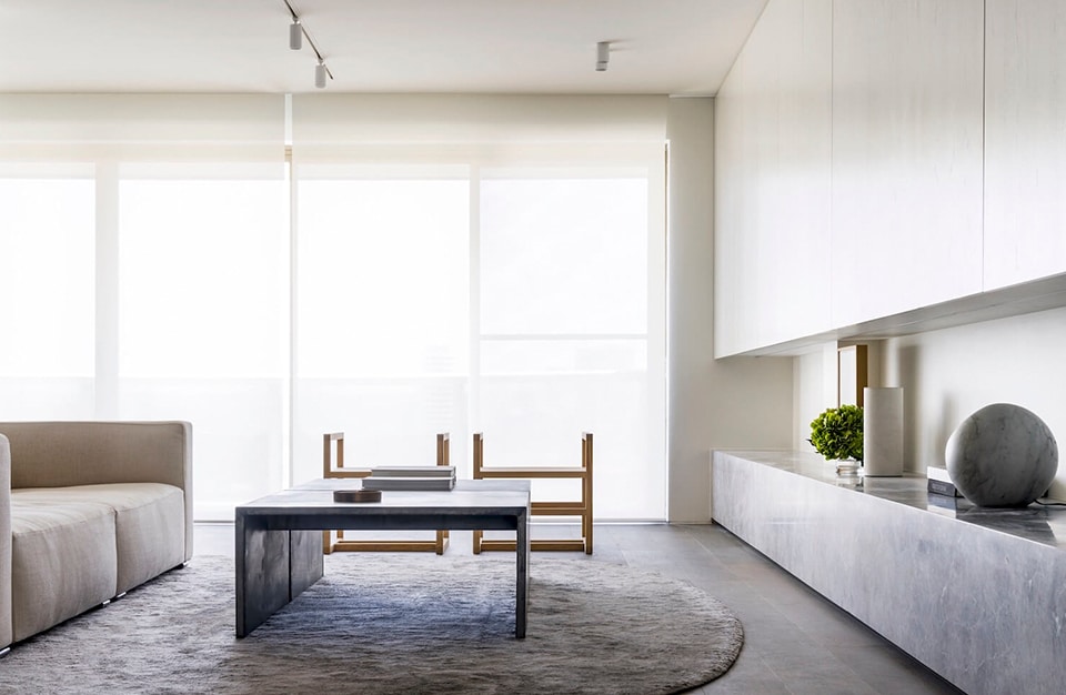styl minimalistyczny wnętrze salonu z dużą sofą i szarym stolikiem