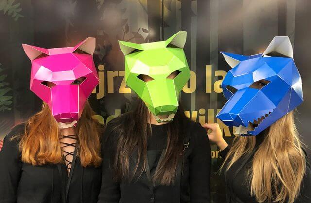 trzy dziewczyny w kolorowych maskach wilków