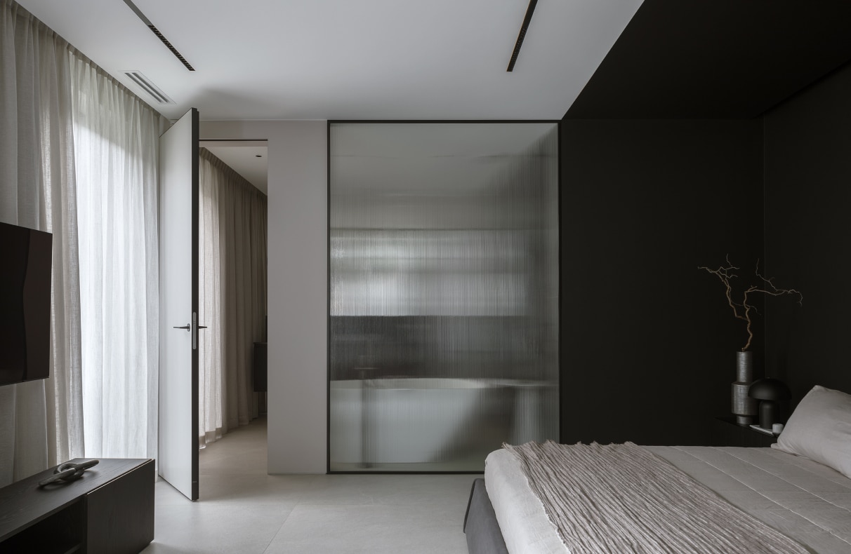 Na czarno i minimalistycznie – 300-metrowy dom pod Warszawą