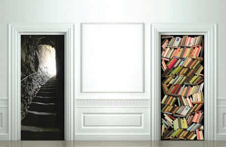 naklejki na drzwi z iluzją schodów i regału z książkami