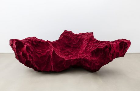 nietypowa sofa w bordowym kolorze w kształcie i strukturze skały